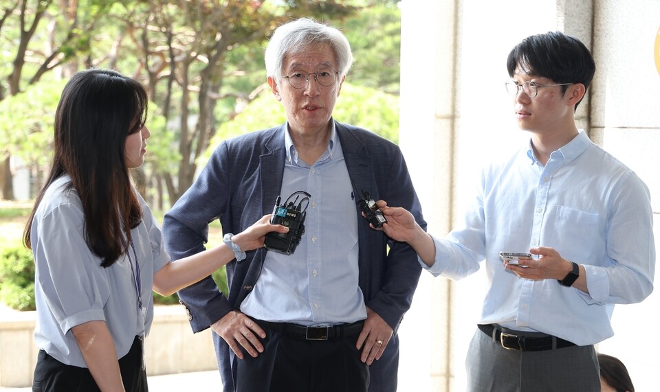 김용진 뉴스타파 대표가 5일 오전 서울 서초구 서울중앙지방검찰청에 들어서며 취재진의 질문을 받고 있다 (사진=연합뉴스)