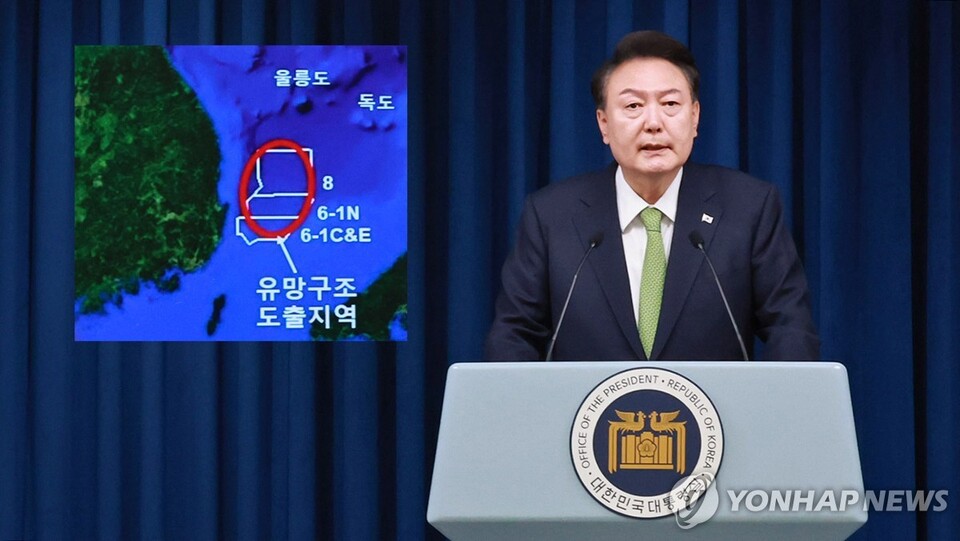 윤석열 대통령이 3일 오전 서울 용산 대통령실 청사 브리핑실에서 열린 국정브리핑에 참석해 동해 석유·가스 매장과 관련해 설명하고 있다(연합뉴스)