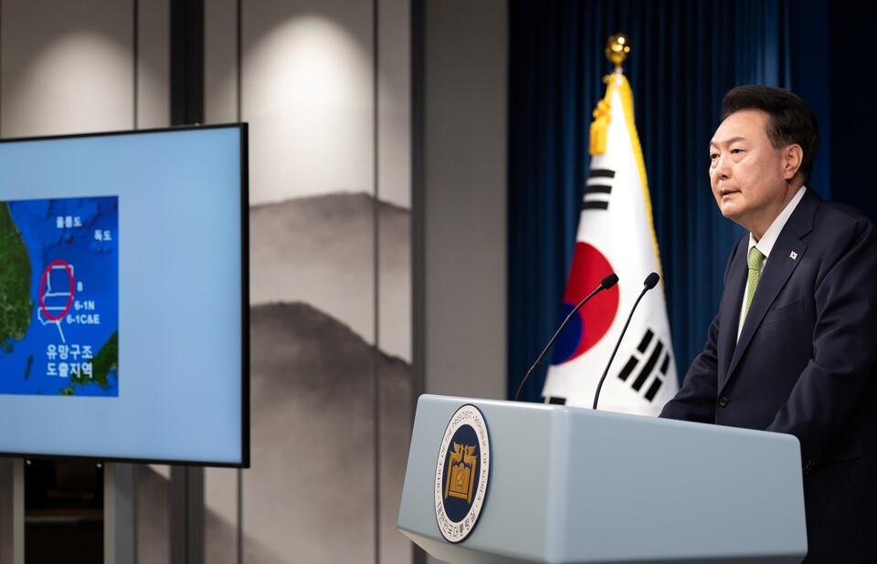 윤석열 대통령이 지난 3일 오전 서울 용산 대통령실 청사 브리핑실에서 열린 국정브리핑에 참석해 동해 석유·가스 매장과 관련해 설명하고 있다 (대통령실=연합뉴스)
