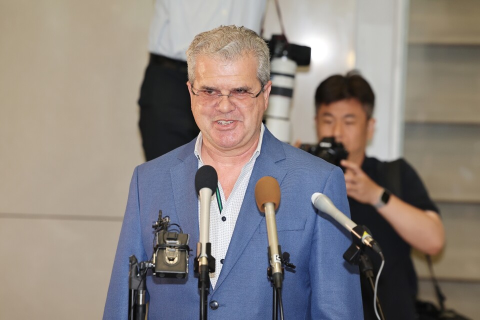 경북 포항 영일만 일대에 최대 140억배럴 규모의 석유·가스가 매장돼 있을 가능성이 있다고 분석한 미국 액트지오(Act-Geo)의 비토르 아브레우(Vitor Abreu) 박사가 광구 유망성 평가 등 자문을 위해 5일 인천국제공항 제2여객터미널을 통해 입국하며 취재진 질문에 답하고 있다 (사진=연합뉴스)