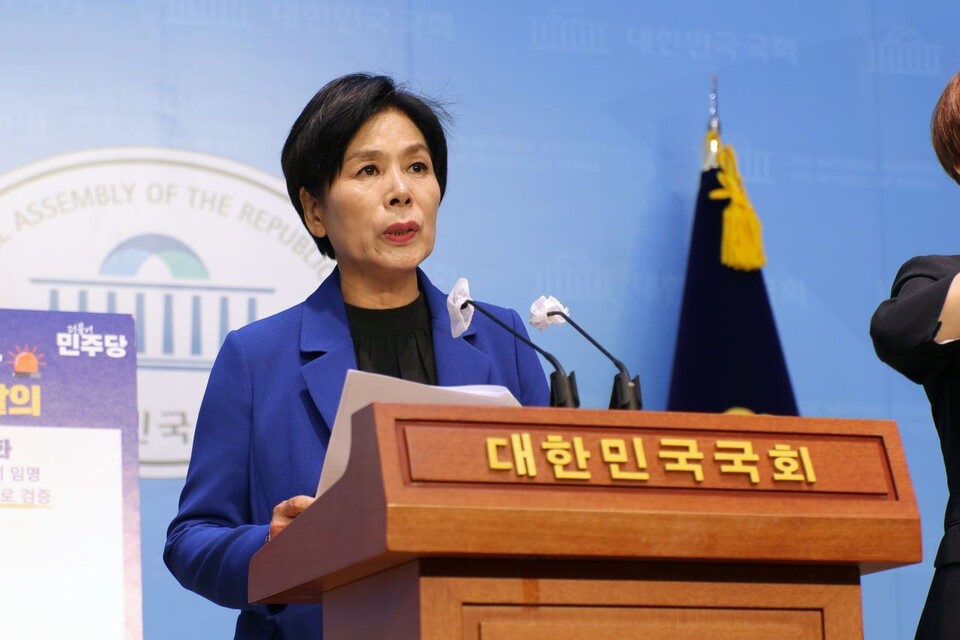 더불어민주당 최민희 의원이 4일 방통위설치법 개정안 발의 기자회견을 진행하고 있다 (사진=최민희 의원실)