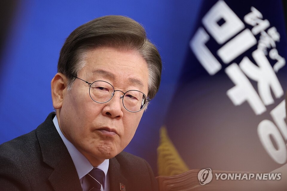 더불어민주당 이재명 대표가 10일 오전 서울 여의도 국회에서 열린 최고위원회의에서 정청래 최고위원의 발언을 듣고 있다. (서울=연합뉴스)