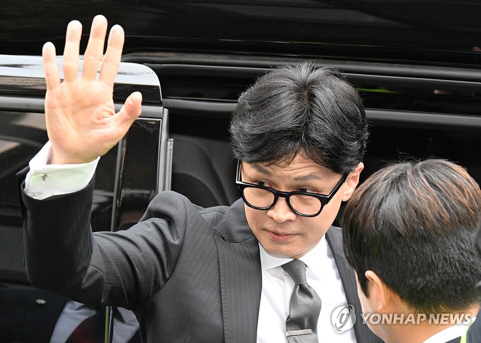 국민의힘 한동훈 비상대책위원장이 4월 11일 서울 여의도 국민의힘 당사에서 제22대 국회의원 선거 관련 입장 발표를 한 뒤 당사를 떠나고 있다. (서울=연합뉴스)