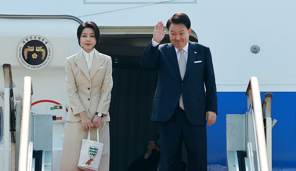 윤석열 대통령과 배우자 김건희 씨가 10일 경기 성남 서울공항에서 투르크메니스탄, 우즈베키스탄, 카자흐스탄 등 중앙아시아 3개국 방문차 출국하며 전용기인 공군 1호기에 올라 인사하고 있다 (사진=연합뉴스)