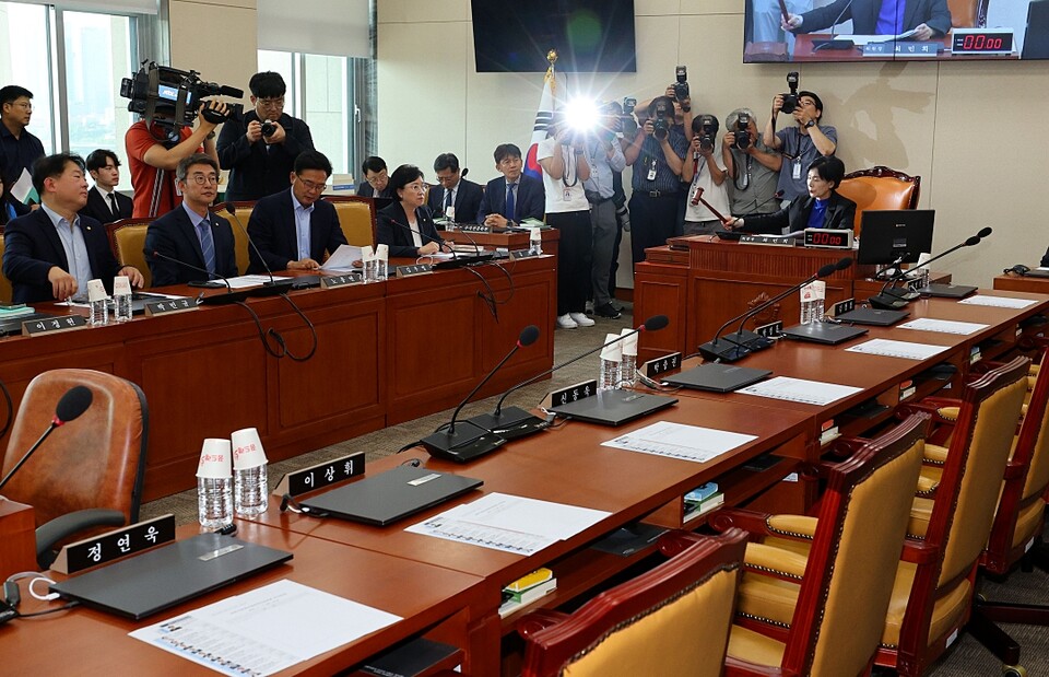 최민희 과학기술정보방송통신위원회 위원장이 11일 오후 서울 여의도 국회에서 간사 선출을 위한 과학기술정보방송통신위원회 전체회의를 주재하고 있다. 사임계를 제출한 국민의힘 소속 위원들의 자리가 텅 비어 있다 (사진=연합뉴스)