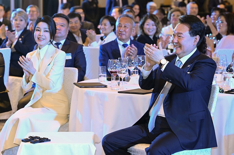 카자흐스탄을 국빈 방문한 윤석열 대통령과 김건희 여사가 11일(현지시간) 카자흐스탄 아스타나의 한 호텔에서 열린 고려인 동포·재외국민 초청 간담회에 참석해 고려인 동포 청소년 무용단의 문화 공연을 관람하며 박수치고 있다 (사진=연합뉴스)