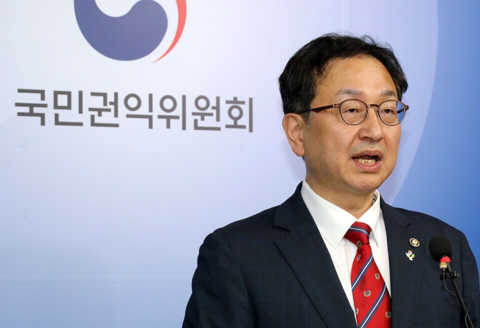국민권익위원회 정승윤 부위원장 겸 사무처장이 지난 10일 정부세종청사에서 브리핑을 열고 윤석열 대통령의 배우자 김건희 씨가 명품 가방을 수수했다는 내용의 비위 신고 사건을 '위반 사항 없음'으로 종결 처리했다고 밝히고 있다 (사진=연합뉴스)