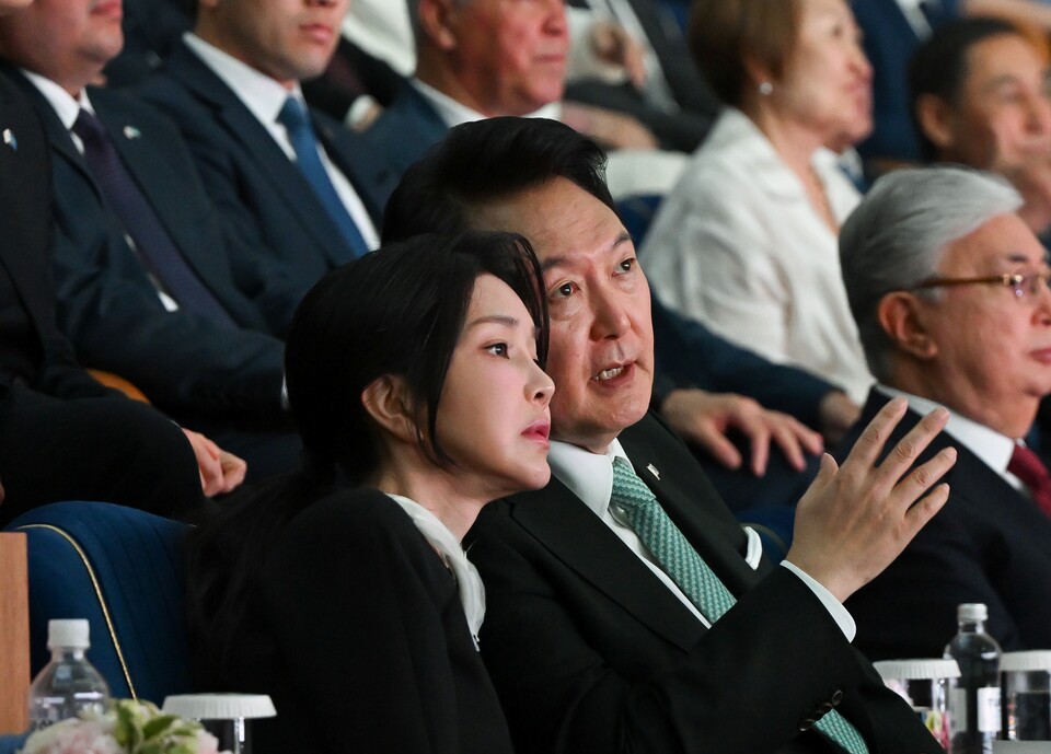 윤석열 대통령과 김건희 여사가 12일 오후(현지시간) 카자흐스탄 아스타나 드라마극장에서 열린 '한-카자흐스탄 문화 공연'에 카심-조마르트 토카예프 카자흐스탄 대통령과 함께 참석해 양국 예술인과 고려인의 공연을 관람하고 있다 (사진=얀합뉴스)