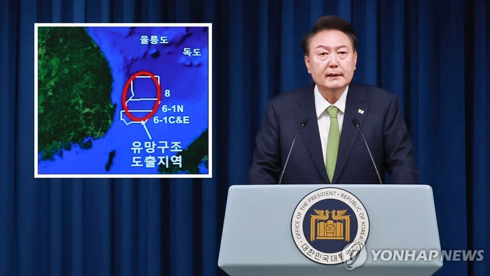 윤석열 대통령이 3일 오전 서울 용산 대통령실 청사 브리핑실에서 열린 국정브리핑에 참석해 동해 석유·가스 매장과 관련해 설명하고 있다. (서울=연합뉴스)