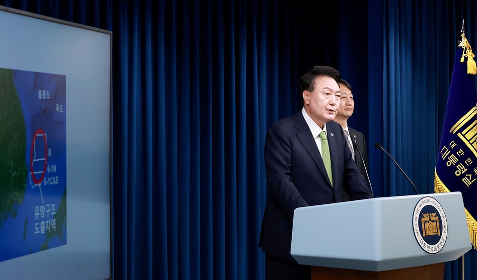 윤석열 대통령이 지난 3일 서울 용산 대통령실 청사 브리핑실에서 열린 국정브리핑에 참석해 동해 석유·가스 매장과 관련해 설명하고 있다. 윤 대통령 오른쪽은 국정브리핑에 배석한 안덕근 산업통상자원부 장관 (사진=연합뉴스)