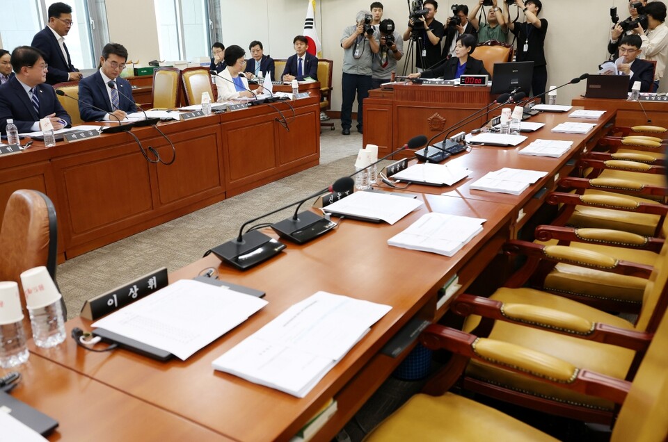 18일 국회에서 열린 과학기술정보방송통신위원회 전체회의에서 최민희 위원장이 의사봉을 두드리고 있다 (사진=연합뉴스)