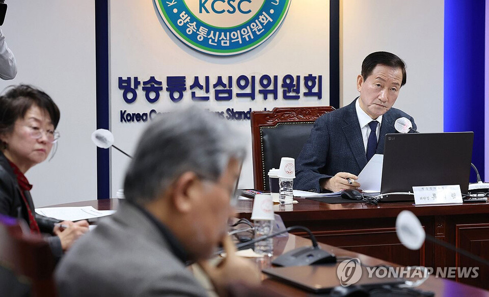 류희림 방송통신심의위원장(오른쪽)과 이정옥 위원(왼쪽), 문재완(가운데) 위원이 방송심의소위원회에서 심의하고 있는 모습(사진=연합뉴스)