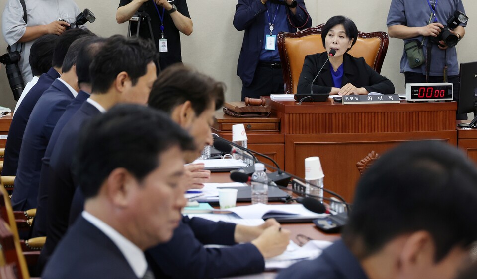 18일 국회에서 열린 과학기술정보방송통신위원회 전체회의에서 최민희 위원장이 발언을 하고 있다 (사진=연합뉴스)