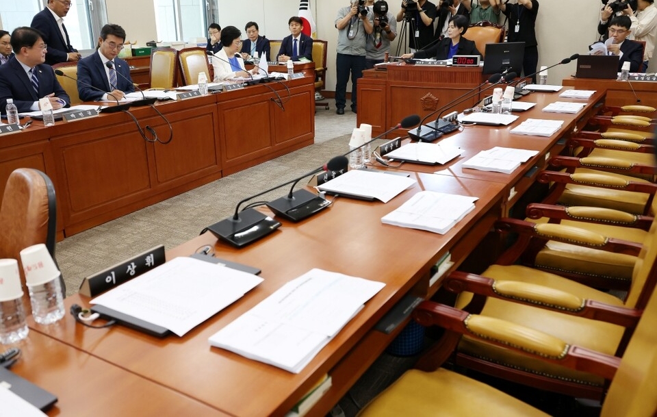 18일 국회에서 열린 과학기술정보방송통신위원회 전체회의에서 최민희 위원장이 의사봉을 두드리고 있다. 국민의힘 의원들의 자리가 비어있다 (사진=연합뉴스)