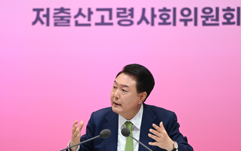 윤석열 대통령이 19일 경기도 성남시 HD현대 글로벌R&D센터 아산홀에서 '저출생 추세 반전을 위한 대책'을 주제로 열린 2024년 저출산고령사회위원회 회의에서 발언하고 있다(대통령실=연합뉴스)