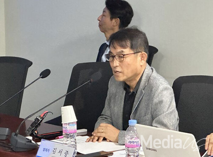 김서중 미디어콘텐츠융합학부 교수가 20일 '방송3법 등 언론개혁과 22대 국회의 역할' 정책토론회에서 발제를 하고 있다. (사진=미디어스)