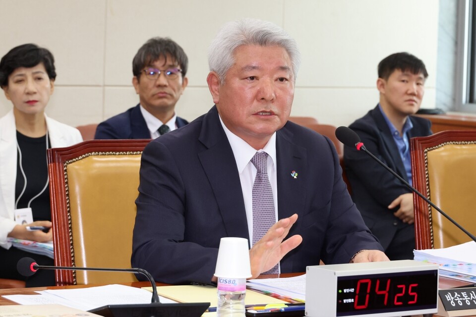 김홍일 방송통신위원장이 21일 오후 국회 과학기술정보방송통신위원회에서 열린 방송통신위원회 설치 및 운영에 관한 법률(이하 방통위 설치법) 개정 입법 청문회에서 증인으로 참석해 위원의 질의에 답하고 있다 (사진=연합뉴스)
