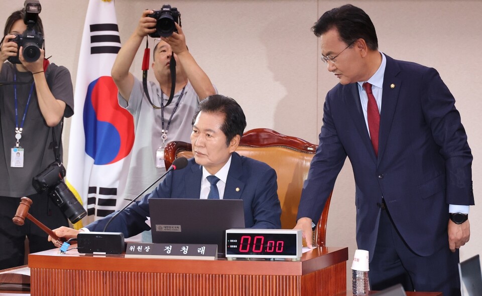 25일 국회 법제사법위원회 전체회의에서 정청래 법사위원장을 향해 국민의힘 유상범 의원이 회의 진행에 관한 문제를 제기하고 있다 (사진=연합뉴스)