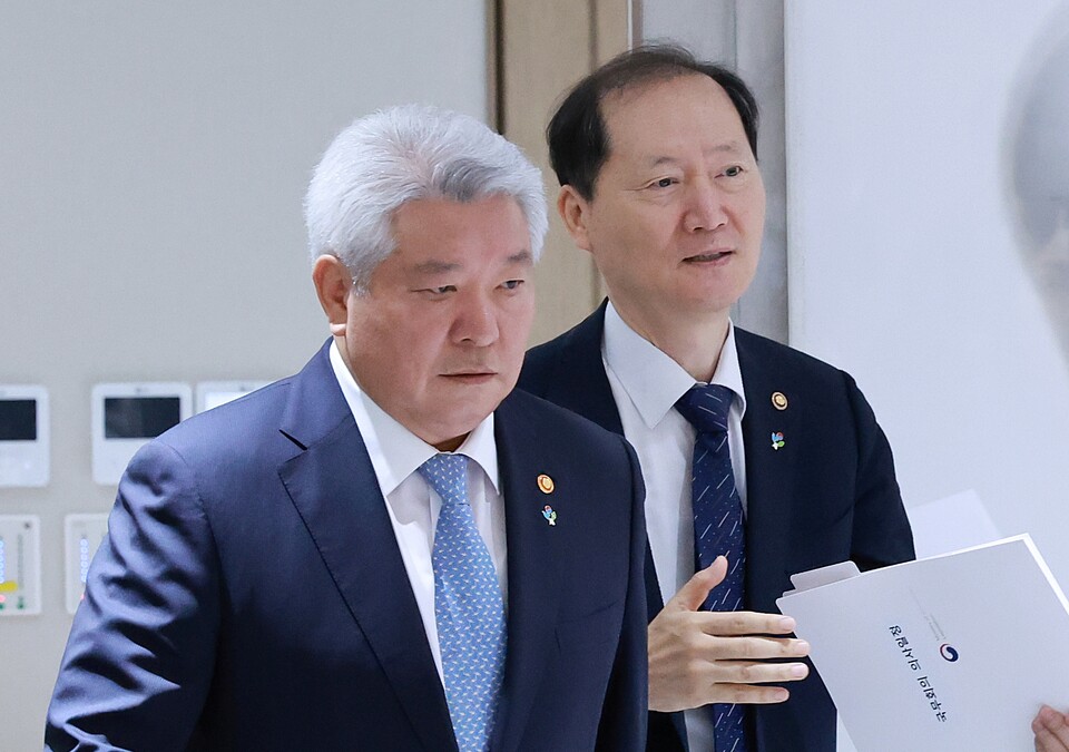 지난 18일 김홍일 방송통신위원장(왼쪽)과 이완규 법제처장이 서울 용산 대통령실 청사에서 열린 국무회의에 참석하는 모습 (사진=연합뉴스)