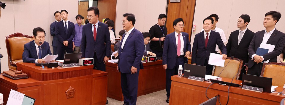 25일 국회 법제사법위원회 전체회의에서 정청래 법사위원장을 향해 국민의힘 유상범, 송석준 의원이 회의 진행에 관한 문제를 제기하고 있다 (사진=연합뉴스)