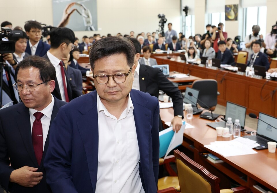 25일 국회에서 열린 과학기술정보방송통신위원회 전체회의에서 국민의힘 김장겸 의원 등이 야당 의원의 발언과 관련해 항의를 표하며 자리를 떠나고 있다 (사진=연합뉴스)