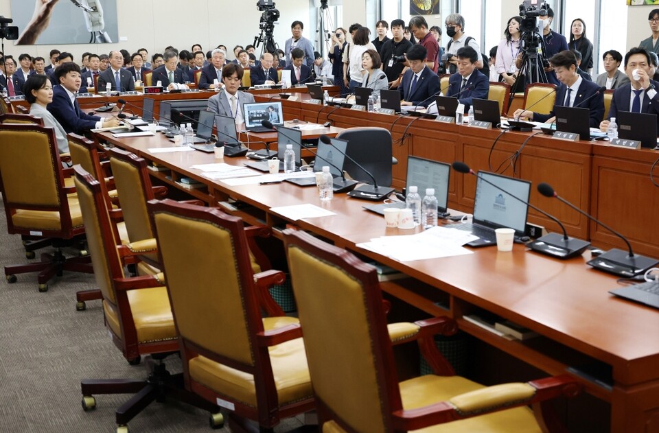 25일 국회에서 열린 과학기술정보방송통신위원회 전체회의에서 국민의힘 의원들의 빈자리가 눈에 띈다. 여당 의원들은 야당 의원의 발언과 관련해 항의를 표하며 회의장을 한동안 떠났다 (사진=연합뉴스)