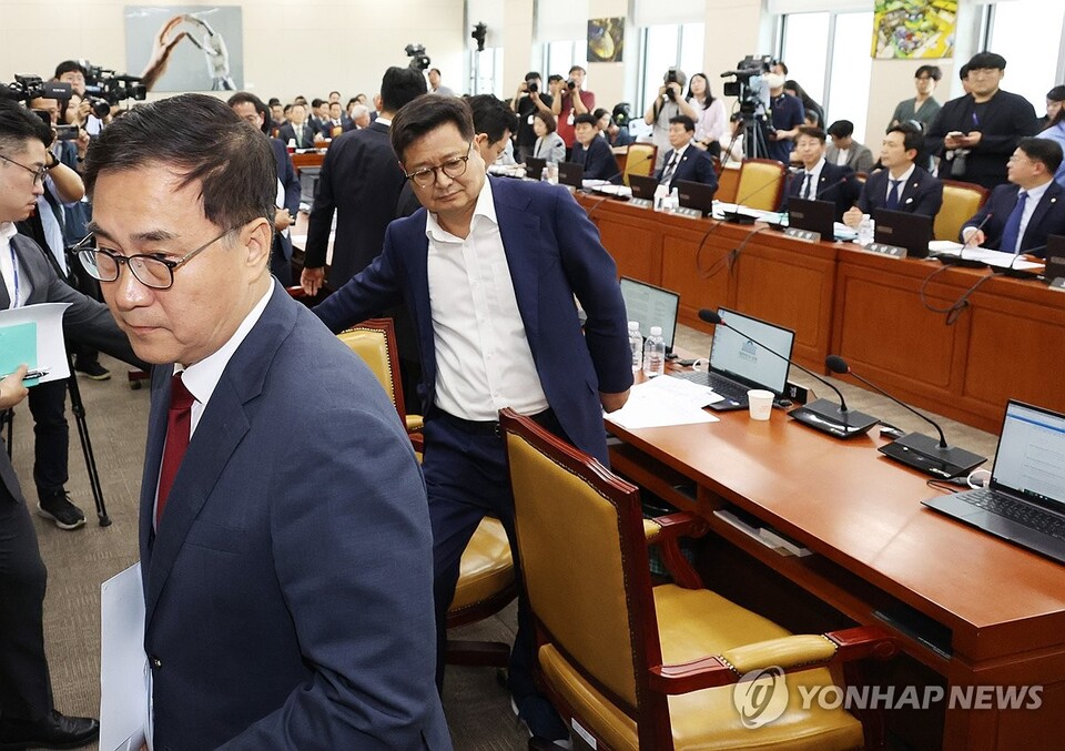 25일 국회에서 열린 과학기술정보방송통신위원회 전체회의에서 국민의힘 최형두 간사와 김장겸 등 의원들이 자리를 떠나고 있다.(사진=연합뉴스)