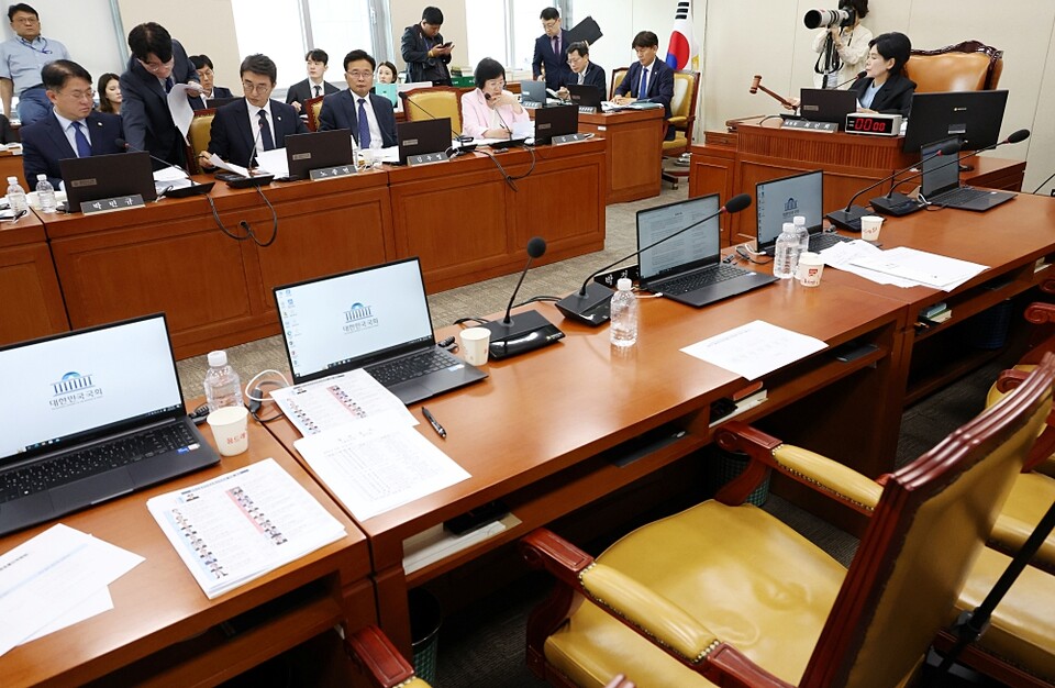 25일 국회에서 열린 과학기술정보방송통신위원회 전체회의에서 국민의힘 의원들의 빈자리가 눈에 띈다. 여당 의원들은 야당 의원의 발언과 관련해 항의를 표하며 회의장을 한동안 떠났다(사진=연합뉴스)