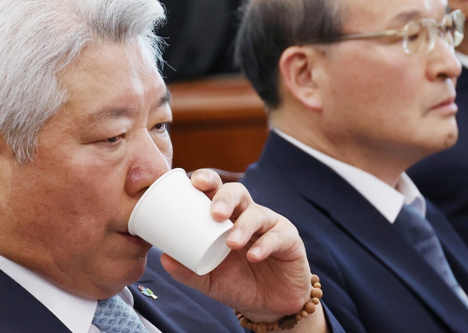 25일 국회에서 열린 과학기술정보방송통신위원회 전체회의에서 김홍일 방통위원장(왼쪽)과 이상인 부위원장이 자리에 앉아 있다 (사진=연합뉴스)