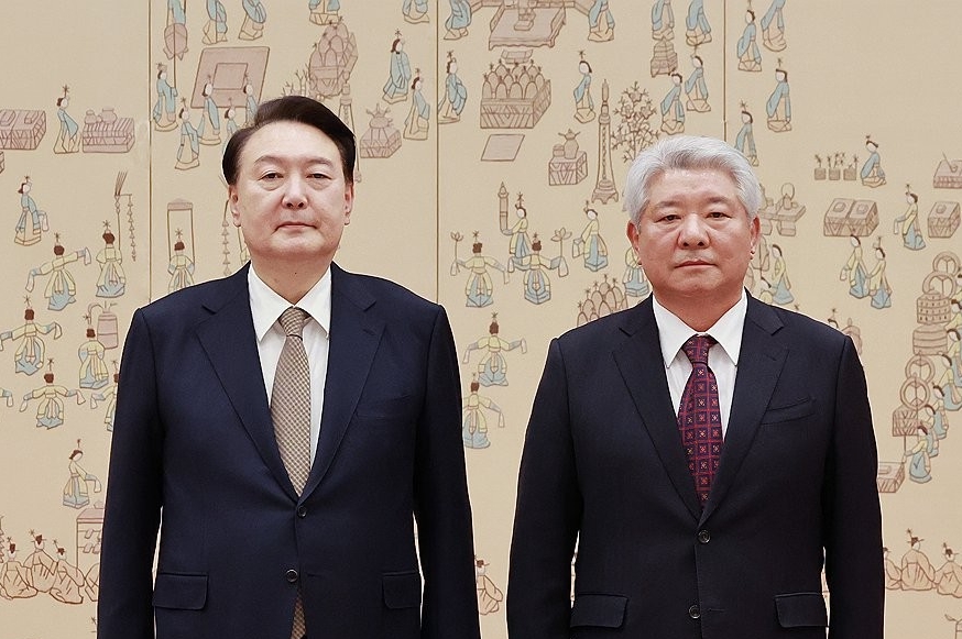 윤석열 대통령이 지난 1월 3일 서울 용산 대통령실 청사에서 열린 장관급 임명장 수여식에서 김홍일 방송통신위원장에게 임명장을 수여한 뒤 기념촬영을 하고 있다 (사진=연합뉴스)