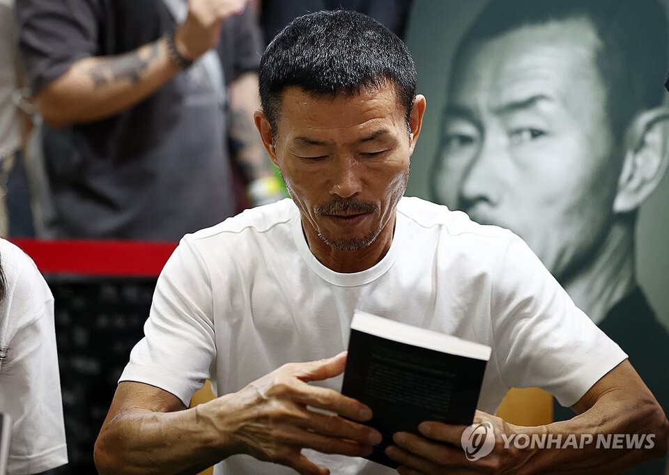 손웅정 SON축구아카데미 감독이 26일 서울 강남구 코엑스에서 열린 서울국제도서전에서 한 출판사가 주관한 작가사인회에 참석해 있다. (서울=연합뉴스)