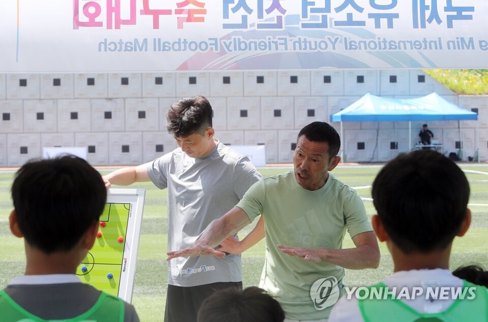 유소년 축구 지도하는 손웅정 손축구아카데미 감독 [연합뉴스 자료사진]