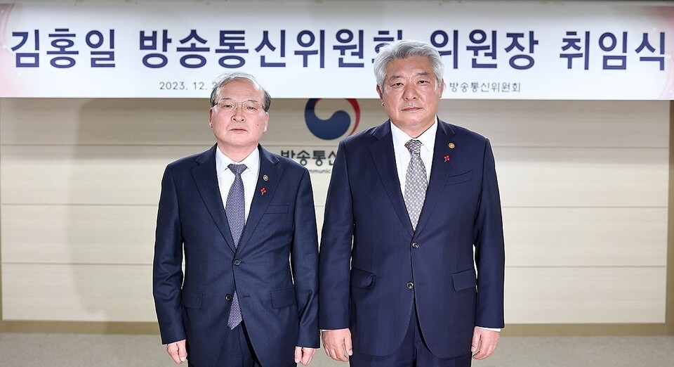 지난해 12월 29일 김홍일 신임 방송통신위원장(오른쪽)이 정부과천청사 내 방송통신위원회에서 열린 취임식에서 이상인 부위원장과 기념촬영을 하고 있다. 두 방통위원은 윤석열 대통령이 지명·임명했다 (사진=연합뉴스)