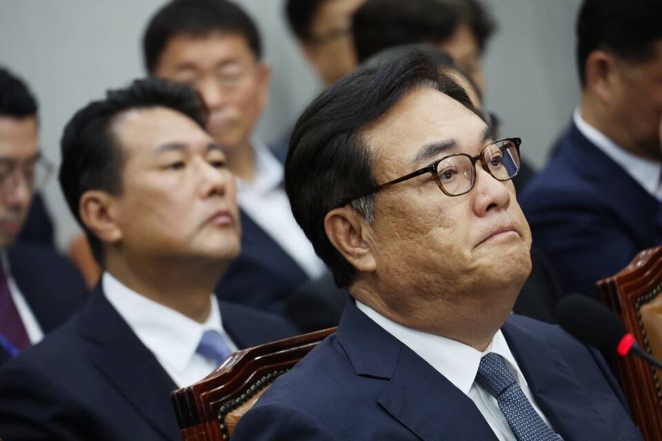 정진석 대통령실 비서실장(오른쪽)과 김태효 국가안보실 1차장이 1일 서울 여의도 국회에서 열린 운영위원회 전체회의에 출석하고 있다 (사진=연합뉴스)