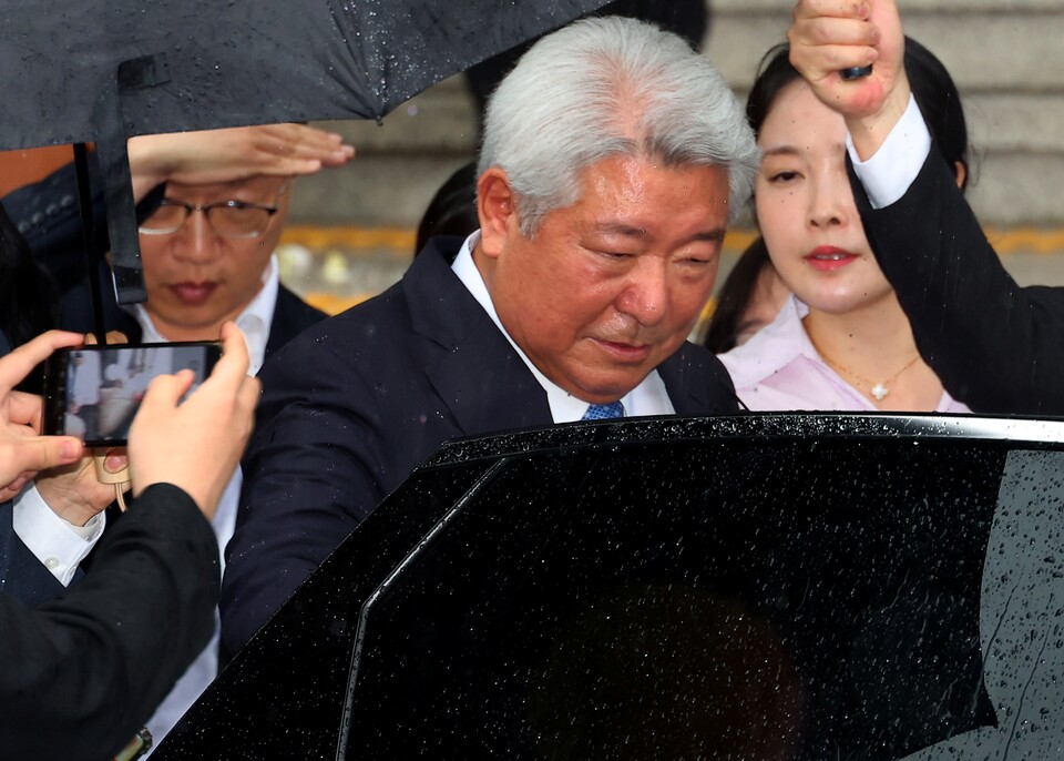 국회에서 본인의 탄핵안을 처리하기 전 자진 사퇴한 김홍일 방송통신위원장이 2일 오전 퇴임식을 마친 뒤 정부과천청사 내 방통위를 떠나고 있다 (사진=연합뉴스)