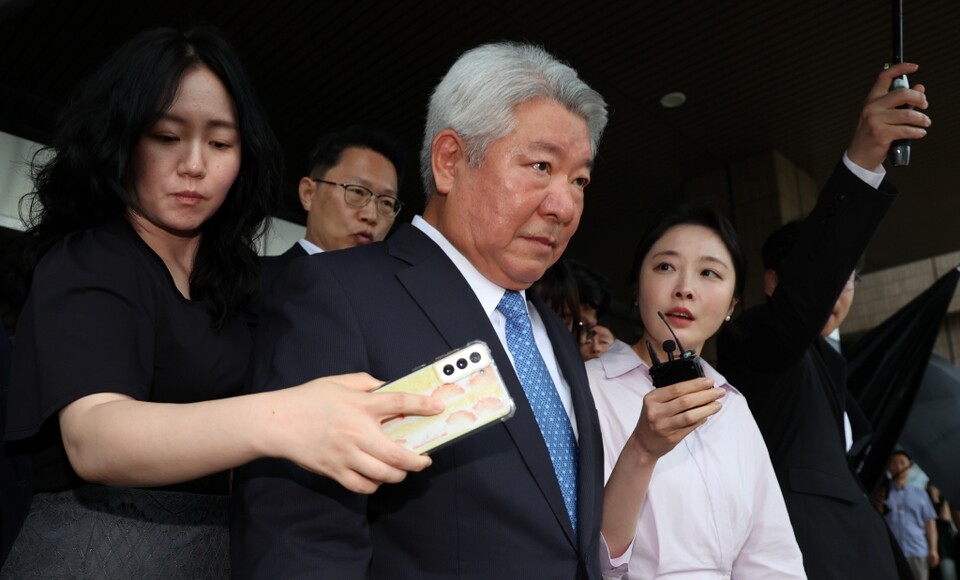 국회에서 본인의 탄핵안을 처리하기 전 자진 사퇴한 김홍일 방송통신위원장이 2일 퇴임식을 마친 뒤 정부과천청사 내 방통위를 떠나고 있다 (사진=연합뉴스)