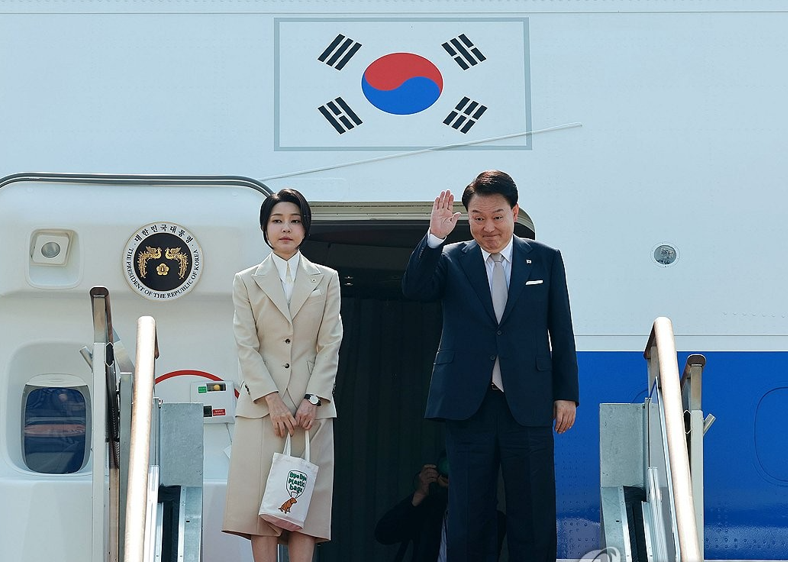 윤석열 대통령과 부인 김건희 여사가 6월 10일 경기 성남 서울공항에서 투르크메니스탄, 우즈베키스탄, 카자흐스탄 등 중앙아시아 3개국 방문차 출국하며 전용기인 공군 1호기에 올라 인사하고 있다.(연합뉴스)