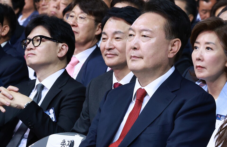 윤석열 대통령이 지난 4일 인천 남동체육관에서 열린 한국자유총연맹 창립 제70주년 기념식에 국민의힘 당권 주자인 한동훈, 원희룡, 나경원 후보와 함께 참석하고 있다 (사진=연합뉴스)