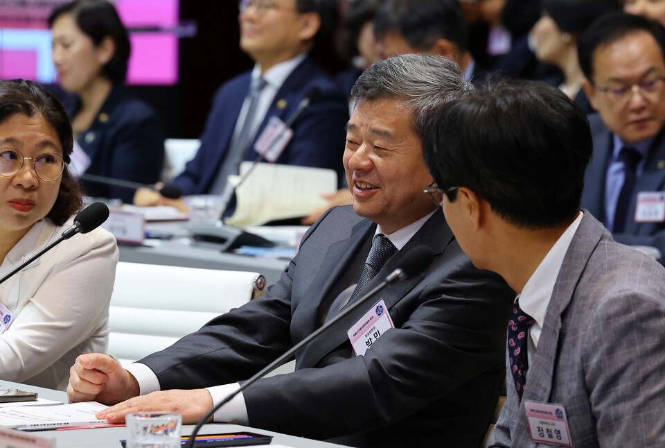 박민 KBS 사장(가운데)이 6월 19일 경기도 성남시 HD현대 글로벌R&D센터 아산홀에서 '저출생 추세 반전을 위한 대책'을 주제로 열린 2024년 저출산고령사회위원회 회의에 참석해 회의 시작 전 저출산고령사회위원인 강미나 국토연구원 선임연구원(왼쪽), 정철영 서울대 교수와 대화하고 있다 (대통령실통신사진기자단=연합뉴스)