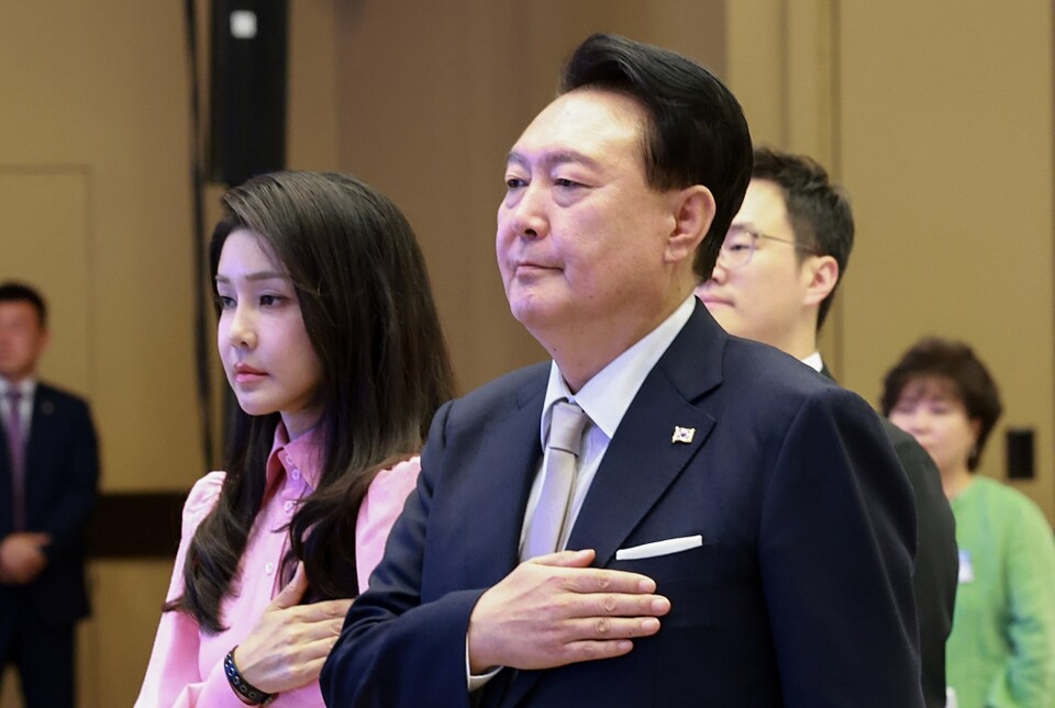 윤석열 대통령과 김건희 여사가 8일(현지시간) 미국 하와이 호놀룰루 쉐라톤 와이키키 호텔에서 열린 동포간담회에 참석해 국기에 경례하고 있다 (사진=연합뉴스)