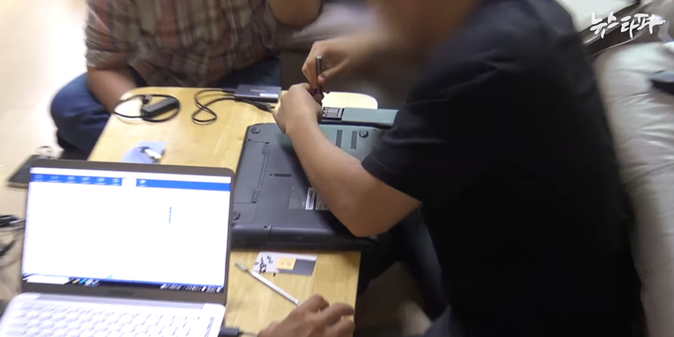 지난해 9월 검찰 수사관이 뉴스타파 한상진 기자 집을 압수수색하면서 노트북을 분해하는 모습 (뉴스타파)