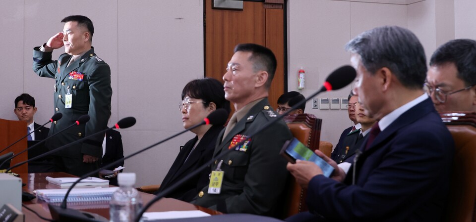 박정훈 전 해병대 수사단장이 지난달 21일 오전 국회 법제사법위원회에서 열린 '순직 해병 진상규명 방해 및 사건은폐 등의 진상규명을 위한 특별검사 임명법'(채해병특검법)에 대한 입법청문회에서 증언을 마친 뒤 경례하고 있다 (사진=연합뉴스)