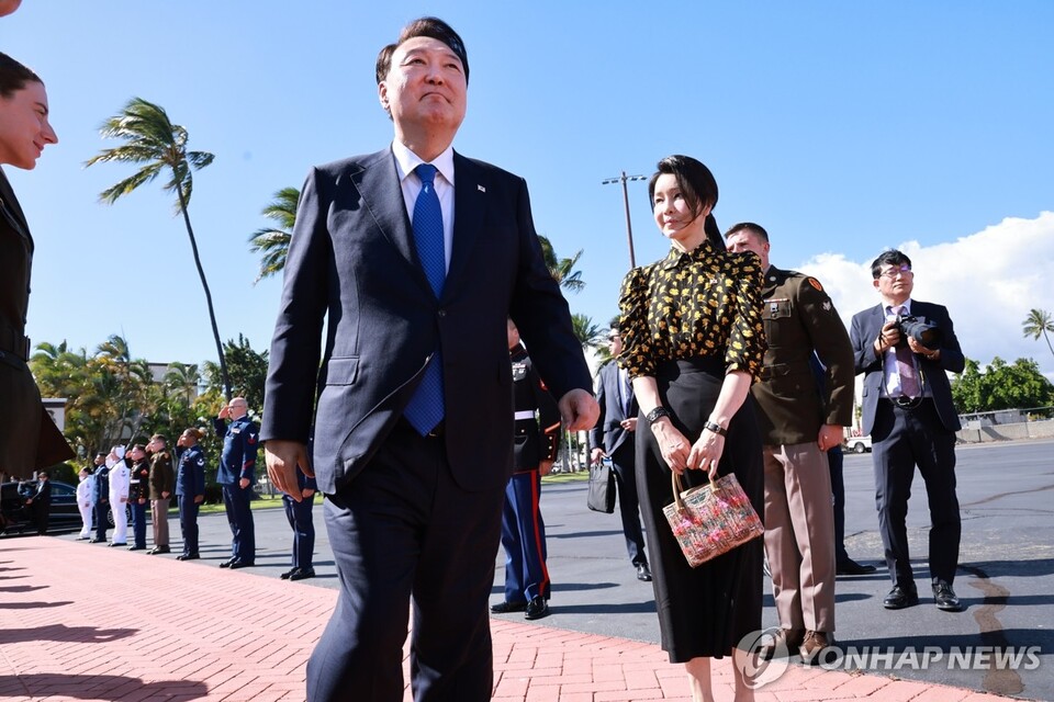 윤석열 대통령과 김건희 씨가 9일(현지시간) 미국 하와이 히캄 공군기지에서 워싱턴으로 향하기 위해 전용기인 공군 1호기로 향하고 있다.(사진=연합뉴스)