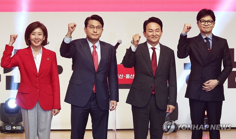 국민의힘 대표 후보들이 10일 오후 부산 벡스코에서 열린 제4차 전당대회 부산, 울산, 경남 합동연설회에서 인사하고 있다. 오른쪽부터 한동훈, 원희룡, 윤상현, 나경원 당 대표 후보. (부산=연합뉴스)