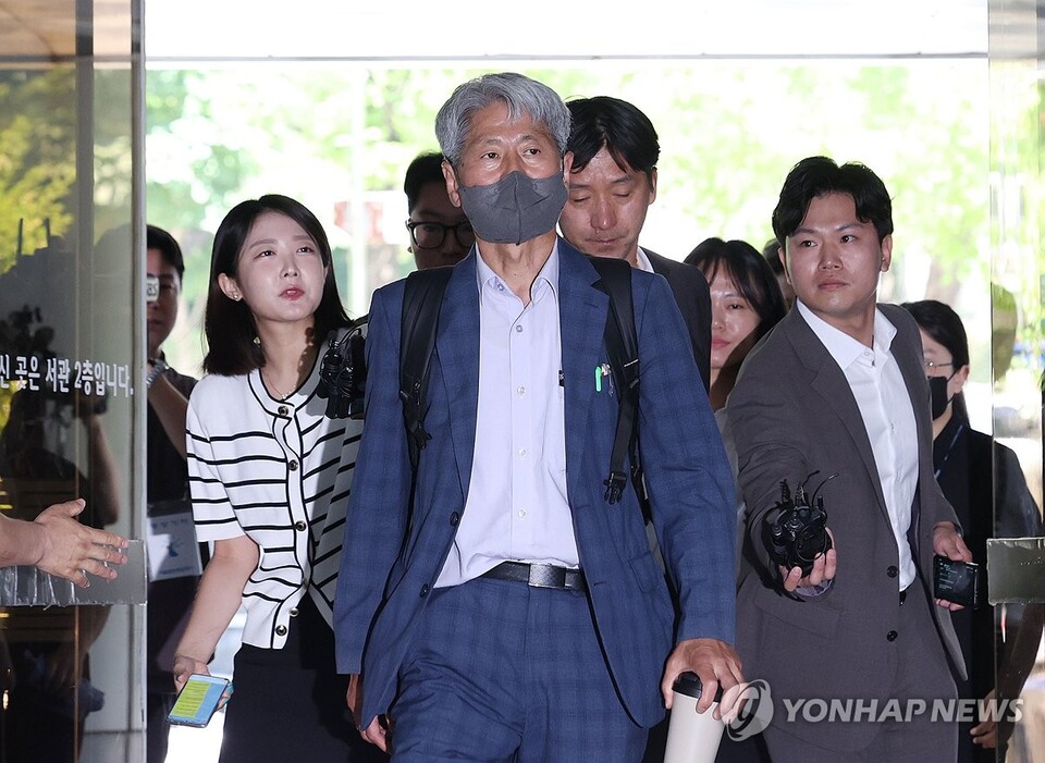 신학림 전 뉴스타파 전문위원이 지난달 20일 오전 서울 서초구 서울중앙지법에서 열린 영장실질심사에 출석하기 위해 법정으로 향하고 있다.(사진=연합뉴스)