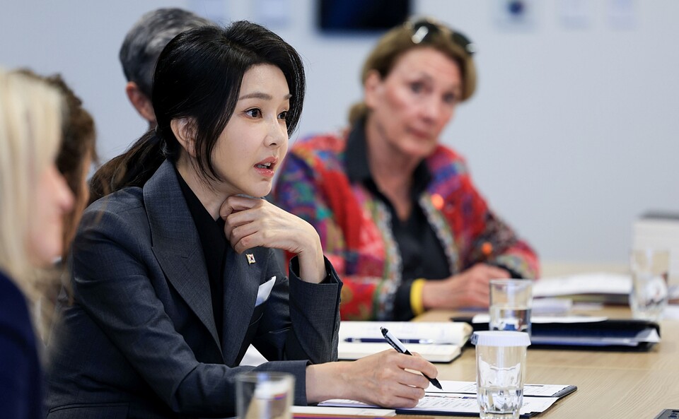 김건희 여사가 11일(현지시간) 미국 워싱턴DC 민주주의진흥재단(NED)에서 열린 북한인권간담회에서 북한 억류 피해자와 유족, 북한인권 개선 활동 중인 탈북민, 북한 전문가 등을 만나 북한의 인권문제와 개선 방향에 대해 의견을 나누고 있다(공동취재=연합뉴스)