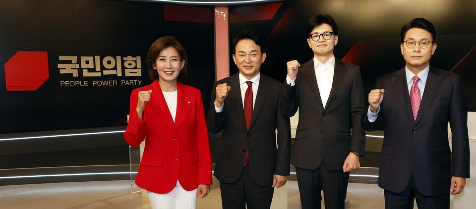 국민의힘 나경원(왼쪽부터), 원희룡, 한동훈, 윤상현 당 대표 후보가 11일 서울 중구 MBN 스튜디오에서 열리는 2차 당 대표 후보 방송토론회에 앞서 기념 촬영하고 있다 (국회사진기자단=연합뉴스)