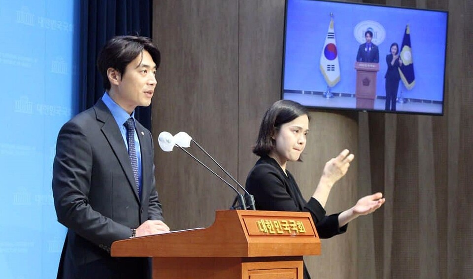 더불어민주당 한준호 의원은 15일 국회 소통관에서 기자회견을 열고 '방송통신심의위원장 탄핵법'을 발의했다고 밝혔다 (사진=한준호 의원 페이스북)