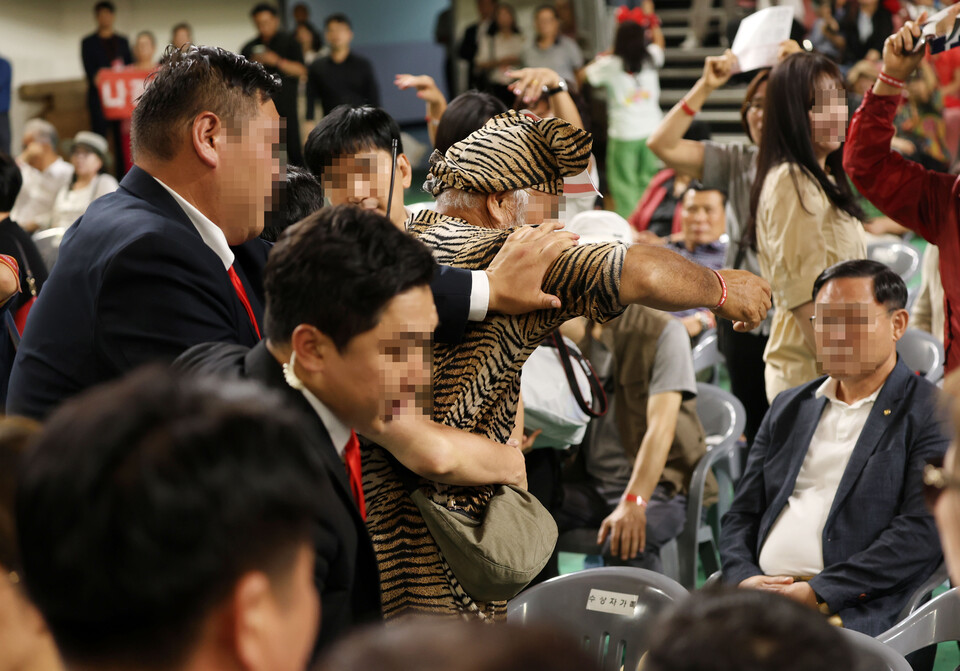 15일 오후 충남 천안 유관순체육관에서 열린 국민의힘 대전·세종·충북·충남 합동연설회에서 당원 사이에 물리적 충돌이 발생하고 있다 (사진=연합뉴스)
