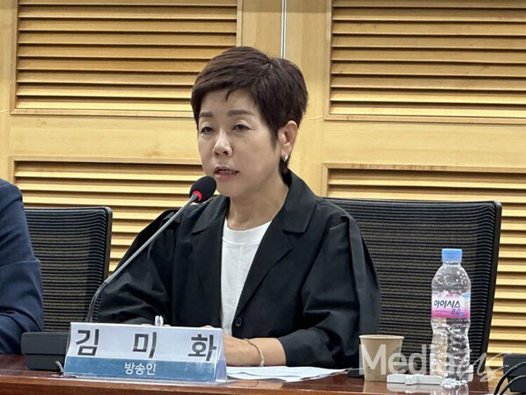 방송인 김미화 씨가 18일 열린 '이진숙 언론탄압 증언대회'에서 발언을 하고 있다.(사진=미디어스)